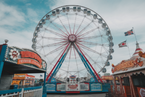 La roue panoramique, une machine de belvédère plus qu'un manège: On parle souvent de grande roue comme d'un manège, mais l'expression roue panoramique dit autre chose, l'expérience est pensée comme une vue et une élévation. Techniquement, le principe est simple, un - illustration