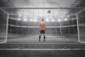 Les tirs au but, une "interface" impitoyable entre technique et mental: La séance de tirs au but agit comme une interface très simple, mais terriblement exigeante: un tireur, un gardien, un ballon, un cadre. En clair, elle réduit un sport complexe à un duel. Cette simplif - illustration